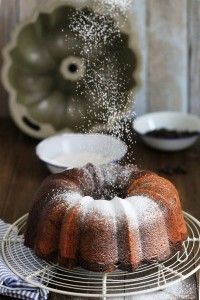 Azúcar sobre bundt cake marmolado