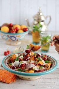 Comiendo ensalada de fruta a la parrilla