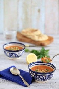 Cucharada de sopa fría marroquí de tomate