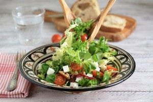removiendo ensalada con dátiles y nueces
