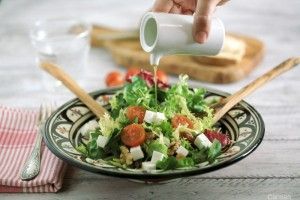 aliñando ensalada con dátiles y nueces