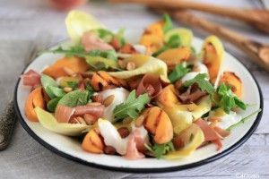 Ensalada de melocotones a la parrilla cerca