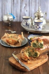 Cogiendo Börek de queso y espinacas