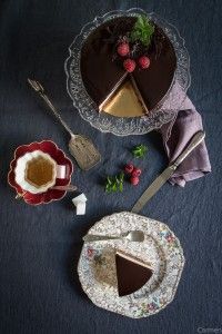 Tarta de mousse de chocolate blanco cenital partida
