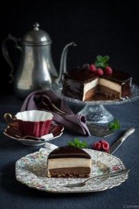 Tarta de mousse de chocolate blanco partida