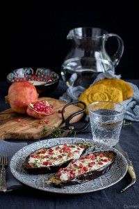 Berenjenas asadas con salsa plato