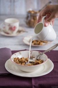 Granola casera echando leche