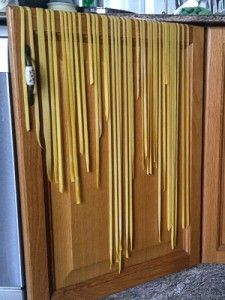 Tagliatelle al azafrán colgando puerta