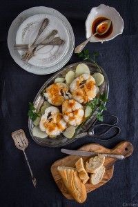 receta de Merluza a la Gallega con patatas acompañada de ajada al gusto bandeja