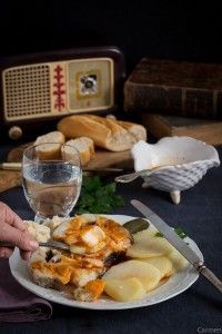 receta de Merluza a la Gallega con patatas acompañada de ajada al gusto comiendo