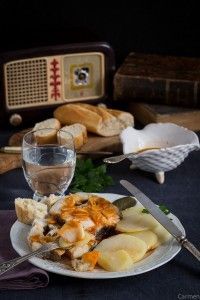 receta de Merluza a la Gallega con patatas acompañada de ajada al gusto cubiertos