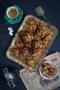Bollos de canela suecos bandeja cenital
