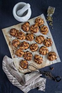 Bollos de canela suecos bandeja horno