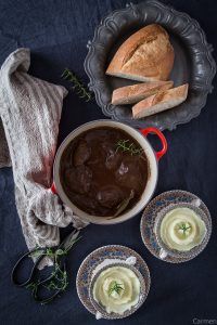 Carrilleras de cerdo ibérico glaseadas cenital olla