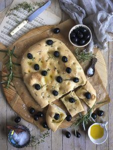 Coca de hierbas y aceitunas cenital partida