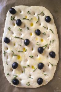 Coca de hierbas y aceitunas cruda