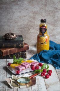 Polos de mango y frutos rojos frontal
